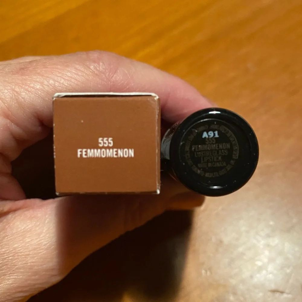 MAC Lustreglass Lipstick Femmomenom - Picture 10 of 16